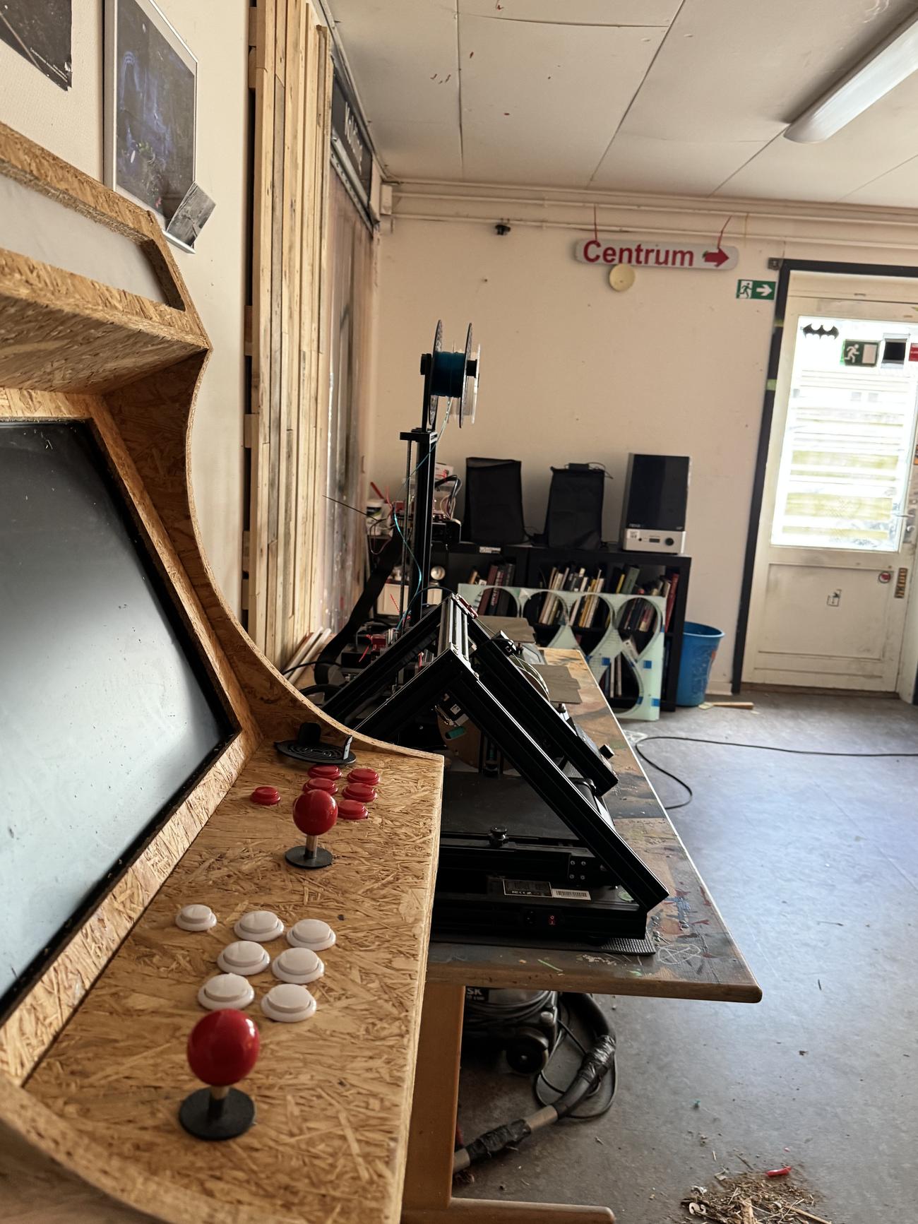 Arbejdshjørne i MakerHub med to skærme og en gul stol